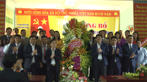 Các đồng chí lãnh đạo huyện Diễn Châu tặng hoa cho tập thể cán bộ xã Minh Châu